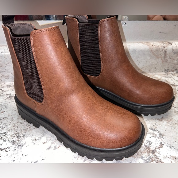 Soda Shoes - SOLD NWOT Soda Pilot Lug Sole Low Heel Chelsea Bootie SZ. 8